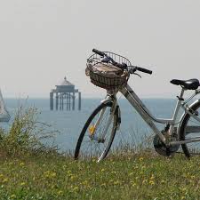 Velo Avec En Arriere Plan La Mer Un Voilier Et Le Phare Du Bout Du Monde Pres De La Rochelle Aux Portes Du Marais Poitevin Marais Poitevin Tourisme Canoe