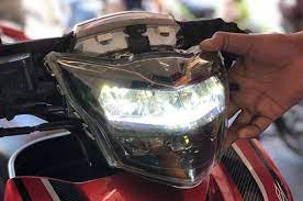 Kini, tameng jupiter mx king 150 terlihat lebih gagah dan lebar, dengan drl led sipit sebagai lampu utama dan sein terpisah yang berlokasi di sayap. Pasang Headlamp Led Kit Di Yamaha Jupiter Mx Lawas Begini Caranya Gridoto Com