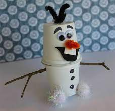 Per prima cosa, bisogna praticare un foro sul fondo del bicchiere con la punta di una matita. 25 Idee Per Lavoretti Con Bicchieri Di Plastica Per Bambini Pianetabambini It