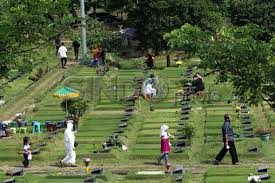 Doa ziarah kubur beserta tata cara ziarah kubur dan adab ziarah kubur yang perlu diketahui. Inilah Adab Ziarah Kubur Menurut Imam Al Ghazali