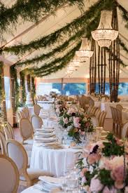 Ambiance Romantique Sur Un Mariage Joliment Fleuri Abrite Par Notre Chapiteau Bambou Chaises Mon Deco Mariage Blanc Table Mariage Exterieur Mariage Chapiteau
