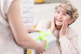 Anda boleh lihat lima senarai hadiah di bawah untuk ayah anda sempena hari bapa nanti. 18 Ide Hadiah Untuk Ibu Yang Berusia Lanjut