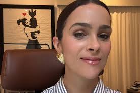 Igor Rickli e mulher prestigiam peça no Rio de Janeiro