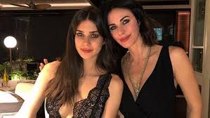 Verdiği pozlarla olay olan, her pozu yürek hoplatan derin talu sadece kişisel olarak değil annesi defne samyeli ve ablası deren talu ile de gündeme geliyor. Deren Talu Kimdir Deren Talu Kac Yasinda Magazin Haberleri
