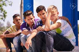 Cultura Jovem, Jovens, Grupo De Amigos Do Sexo Masculino, Multi-étnico  Adolescentes Ao Ar Livre, Adolescentes Juntos No Parque. Meninos  Confortando Amigo Triste, Crianças Ajudando Menino Deprimido. Vínculo De  Adolescência, Relacionamento Foto Royalty