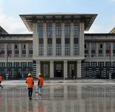Darin residiert der neue türkische staatspräsident recep tayyip erdoğan. Turkei Erdogan Ladt In Seinen Neuen Prunkpalast Welt