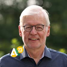 Un jour, un candidat : Jacques Remy-Paquay a 67 ans, il vit à Malmedy 📍.  Il est le compagnon d'Isabelle et l'heureux papa de deux belles jeunes  femmes, Estelle et Emeline, dont