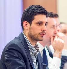 Ο κωνσταντίνος κυρανάκης, μιλώντας στον alpha και την ελεονώρα μελέτη, αποκάλυψε εκεί γνώρισε το καλοκαίρι τον πατέρα του και από την σχέση τους γεννήθηκε ο κωνσταντίνος κυρανάκης. Kwnstantinos Kyranakhs Magnesia News