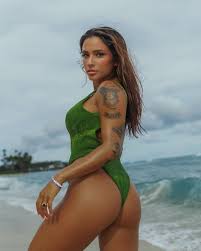 Onlyfans model sells $10 nudes to help victims of the Maui wildfires