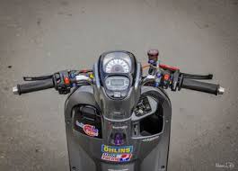 Cat dipilih warna putih dengan sentuhan metallic yang kemudian dipadukan dengan kelir oranye dan hijau pada dek serta di beberapa bagian bodinya. Modifikasi Honda Scoopy Banyak Part Mewahnya Tampang Auto Stylish Gridoto Com