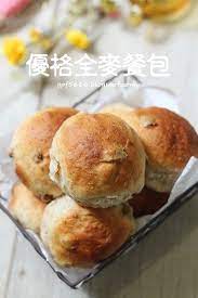 旧作 全麦粉是明显粗颗粒的 所以出炉的面包外表长得粗犷 但其实人家内心还是温柔滴 p 豪气的撒下了满满的金葡萄干 每一口都是酸甜滋味 recipes food hamburger bun