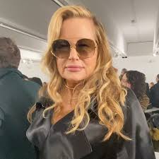 She is fashion. And I am #blessed (swipe). Also, Jennifer Coolidge is in  this month’s @instylemagazine ⭐️ @loewe @theofficialjencoolidge