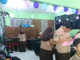Inspirasi hiasan agar belajar menyenangkan. Sman 33 Jakarta Ø¯Ø± ØªÙˆÛŒÛŒØªØ± Persiapan Lomba Kebersihan Dekorasi Kelas Bagus Bagus Yaa Hutpgri70 Https T Co Fcj9faxw9d