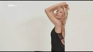 Κατά τη διαδικασία αποχώρησης η βίκυ καγιά άδραξε την ευκαιρία να μοιραστεί με το κοινό τις δικές της συμμετοχές σε μουσικά βιντεοκλίπ. Gntm Telos H Biky Kagia Apo To Rialiti H Anakoinwsh Toy Star Gia To Neo Ths Symbolaio Lifo