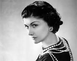 HOY en su natalicio (1883) recordamos a Coco Chanel, modista francesa que  revolucionó la moda y el mundo de la alta costura de los años de  entreguerras. Rompiendo con la acartonada elegancia
