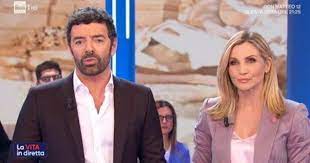 La vita in diretta sta continuando la sua programmazione e ogni pomeriggio tiene compagnia a milioni di italiani che non si vogliono perdere l'appuntamento pomeridiano con alberto matano. La Vita In Diretta Il Cambio In Corsa Ecco Chi Arriva Alla Conduzione Ribaltone Estivo Libero Quotidiano