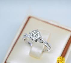  26 Gambar Cincin Emas Putih Terbaru Tak Hanya Itu Berikut Ini Adalah Model Perhiasan Emas Terbaru Jual Cincin Em Cincin Emas Putih Emas Putih Cincin Emas