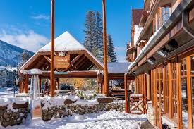 Travel to this cozy resort sitting at the foot of cascade mountain, only a few minutes from the bustling downtown area. Banff Caribou Lodge Spa In Banff Canada From 84 Deals Reviews Photos Momondo