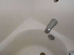 So Entfernt Ihr Schimmel Vom Badewannenrand Douche Schimmel Schone Douche Schoonmaaktips