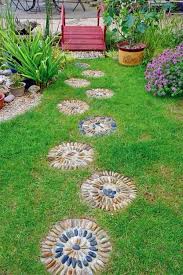 Kleine Kunstwerke Mosaike Aus Kieselsteinen In 2020 Gartenwege Anlegen Garten Upcycling Kieselmosaik
