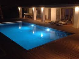 Eclairages Et Couleurs Pour Cette Jolie Piscine En Beton Avec Terrasse Bois Une Realisation Des Piscines Marinal Eclairage Piscine Piscine Photo Piscine