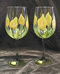 Peint A La Main Elegant Deux Verres A Vin Avec Le Lys Calla Jaune Sur Une Tige Painted Wine Glasses Hand Painted Wine Glasses Elegant Hand Painted Wine Glasses