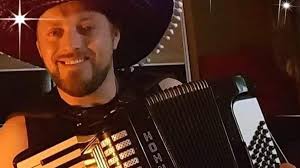 El fallecimiento a los 44 años del acordeonista sierense David Hevia tiñe  de luto la música popular asturiana