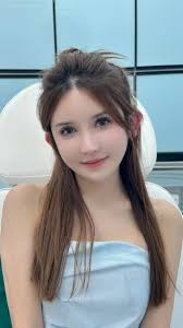 不是你脸大，是耳根撑不起你的脸型, 很多人忽略了「耳基底」的重要性，其实耳朵后的结构，才是真正决定你侧脸轮廓、线条流畅度的关键！,  耳基底一立起来，轮廓更立体、脸看起来小一圈、连气质都变了！, 适合谁？, • 总觉得拍照不耐看, • 侧脸线条塌塌的, • 发际线后移，整张脸没精神,  一小步调整，轮廓气质大不同。, 你还没试过，就不知道原来自己可以这么高级！, #马来西亚 #骨像幼态抗衰 #幼态审美 ...