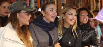Bayramda sanatçı alişan'ın yeğenlerine dolar dağıtmasını ti'ye alarak böyle bir paylaşımda bulunduğunu belirten ersoy, buna rağmen kendisine gelen kötü. Pervin Ersoy Her Sehri Unlusuyle Geziyoruz Projesiyle Turkiye Nin Bilinmeyen Yonlerini Tanitmak Amaciyla 81 Ili Unlulerle Gezecek