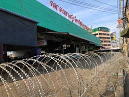 ในภาษาอังกฤษ คำว่าล็อกดาวน์ (lockdown) ถูกยกให้เป็น คำแห่งปี 2563 โดยพจนานุกรม collins หลังพบว่ามีการใช้คำนี้เพิ่มขึ้นถึง 6,000% Igesi1mvsf632m