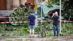 Ein polizeifahrzeug blinkt noch mit blaulicht, nachdem es in einer überschwemmten unterführung liegen geblieben ist. Pw4ccqlogb8aim