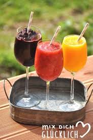 Wein Slushies Aus Dem Thermomix Das Perfekte Sommergetrank Aus Frischen Fruchten Eiswurfeln Und Wein Wein Slushies Slushies Thermomix Rezepte