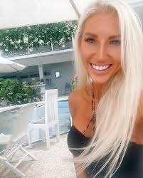 Taking some secret shortcuts through the most narrow little roads to  beautiful Bingin Beach in Uluwatu- Bali 🌺🛵😂✌🏽 #doingitislandstyle🤙  #toomuchfun #beauty #nature #beachvibes #bikinilovers #bikinis #scooter  #ulucliff #blessed #lovinglife ...