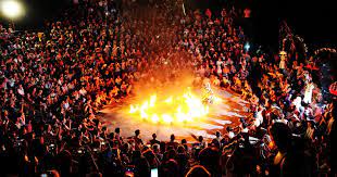 Tari kecak merupakan salah satu tarian tradisional khas bali yang sangat populer. Kecak Dance Bali All Things You Need To Know Before Watching