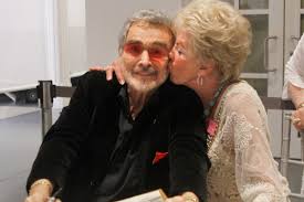 Burt reynolds, the wisecracking 1970s movie heartthrob and oscar nominee, has died at the age of 82. Burt Reynolds Reunited With High School Sweetheart At Book Signing London Evening Standard Evening Standard