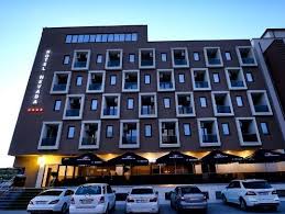 In imediata apropiere se regasesc importante obiective turistice,manastirea humor,manastirea. Hotel Nevada Constanta