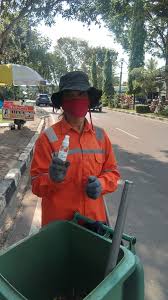 Jadi tanaman sudah memiliki wadah penyimpan sari makanan. Sebagai Kepedulian Bagi Bagi Hand Sanitizer Pada Pedagang Kecil Dan Tukang Sapu Jalanan News And Entertainment