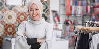 Waktu aku lewat di samping rumah pak sukarta, aku melewati salah satu jendela di rumah pak sukarta yang memang sedang diperbaiki. 3 Tips Wangi Sepanjang Hari Untuk Wanita Berhijab