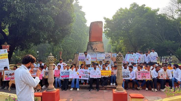 बरेली:आईवीआरआई में छात्रों का प्रदर्शन चौथे दिन भी जारी, इंटर्नशिप स्टाइपेंड बढ़ाने की कर रहे मांग - Student Protests At Ivri Continue For The Fourth Day In Bareilly ...