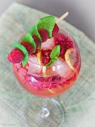 Cocktail Spritz Liqueur De Rose Et Framboises Au Cremant D Alsace Recette Spritz Framboise Liqueur