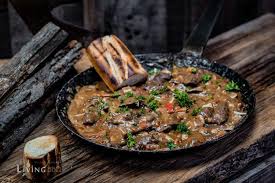 Wildschweingeschnetzeltes Mit Krauterseitlingen Living Bbq Geschnetzeltes Wildschweinfilet Rezept Lebensmittel Essen