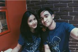 Baju couple dengan motif berbeda tapi nuansa warna yang hampir sama terlihat dari kemeja lengan pendek pria, dan atasan. Kelewat Mesra Begini Gaya 5 Seleb Saat Pakai Baju Couple Dengan Kekasihnya