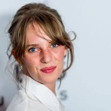 The costume saleswoman Ahoy worn by Robin (Maya Hawke) in Stranger Things  (S03E02)