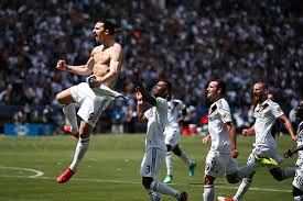 Чемпионат россии по пляжному футболу. V Amerike Svoj Futbol S Bolshimi Dengami I Ibragimovichem Futbol Sport Lenta Ru