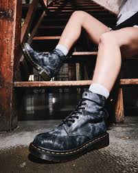 The leather surface should now be ready for application of the leather dye. 1460 Pascal Tie Dye Suede Lace Up Boots Dr Martens