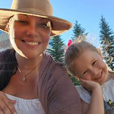 hey everyone, i know this is a weird question lol but what is your fav  brand of cottage cheese that we can buy from the grocery stores? im trying  to make myself