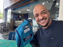 CAFÉ E COLETE! Assim começamos mais uma semana. O prazer de vestir o  colete, vem do tempo de atleta. Ele me dá ainda mais gás para servir nosso  Rio de Janeiro! Boraaa!🙏👊🏼🔥