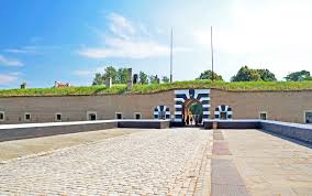 File Terezin Kz Theresienstadt Festungstor Jpg Wikimedia Commons