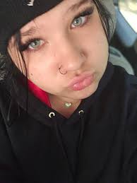 10:15:16 Mother asks internet for help after finding mysterious piles of  'brown bits' in daughter's bedroom...