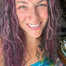 Who can provide private chef services in Folly Beach, SC, using local  seafood?